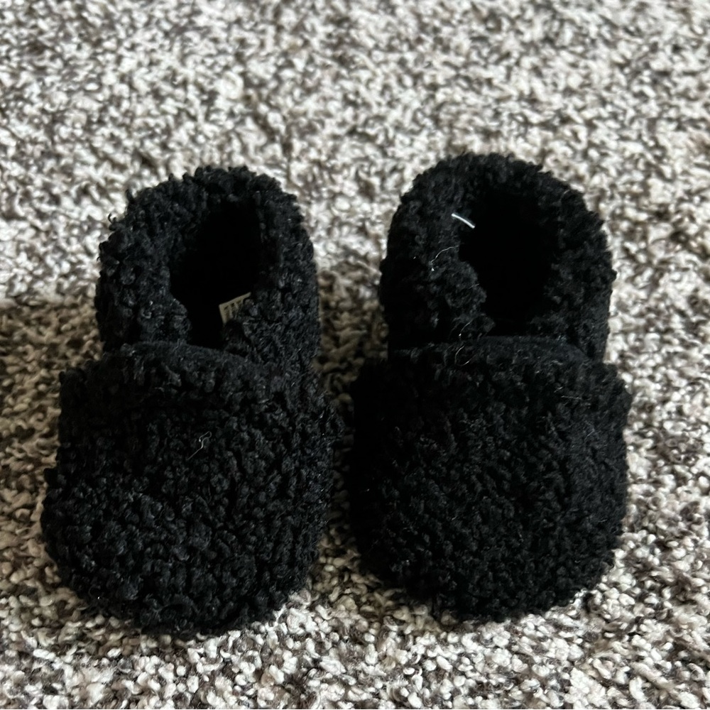 BabyGap Newborn Fleece Slippers